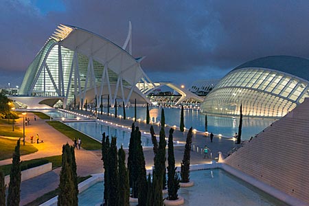 Spanien - Bauten der Stadt der Künste und der Wissenschaft nach Plänen des Architekten Santiago Calatrava in Valencia im Abendlicht