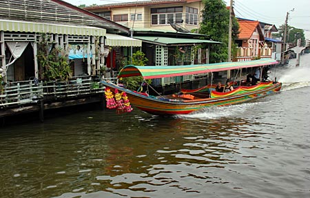 Langboot auf dem Khlong Bang Luang in Bangkok