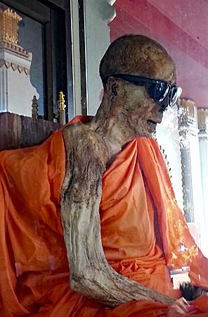 Thailand - Koh Samui - Mumifizierter Mönch im Wat Khunaram Tempel