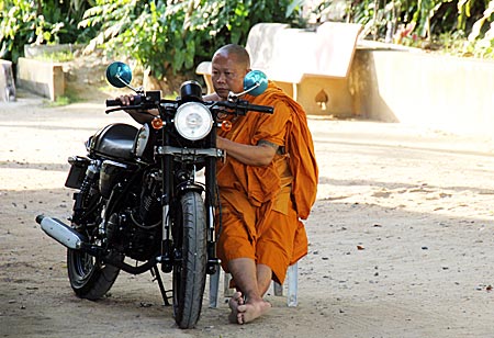 Thailand - Koh Samui - Motorisierter Mönch am Wat Khunaram Tempel
