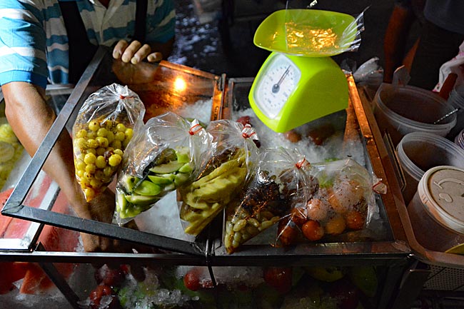 Thailnad - Foodtour durch Bangkok - Straßenstand mit Früchten