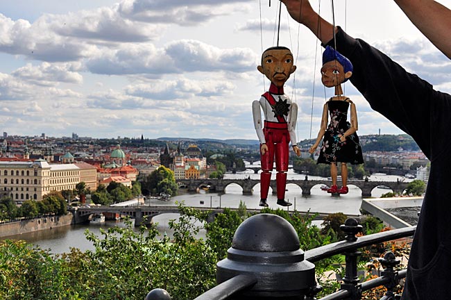 König und Königin, Marionetten der Gruppe Buchty a Loutky über der Moldau und der Prager Altstadt