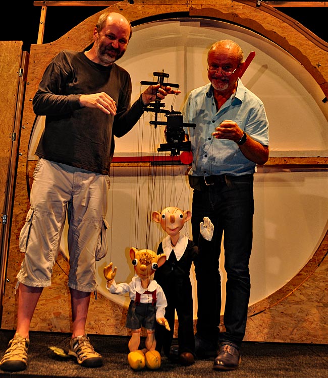 Martin Klásek rechts, Leiter des Ensembles des Spejbl und Hurvínek Theaters Prag, und Puppenspieler Michael Bartak links
