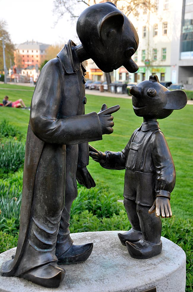 Spejbl und Hurvínek, die von Josef Skupa geschaffenen berühmten Marionetten, im Park von Pilsen, Tschechien