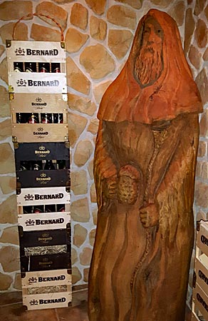 Tschechien - Prag - Bier-Spa - mannshohe, geschnitzte Figur eines biertrinkenden Mönchs