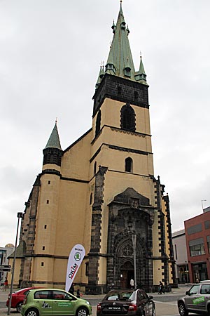 Elberadweg - Tschechien - Schiefer Turm: Die Kirche Mariä Himmelfahrt in Aussig wurde die durch Luftangriffe zum Kriegsende hin beschädigt, der 65 Meter hohe Kirchturm steht seither schief