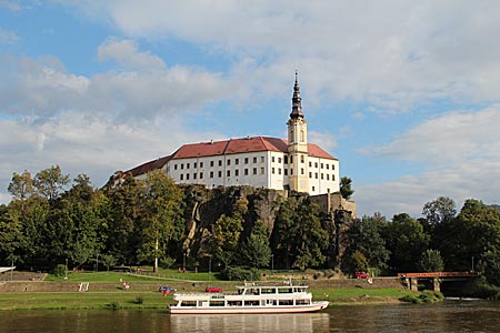 Elberadweg - Tschechien - Thront über der Elbe: Das Schloss Děčín (Schloss Tetschen), eines der prachtvollsten Gebäude der Böhmischen Schweiz