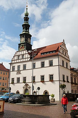 Elberadweg - Das Rathaus auf dem Marktplatz von Pirna - bereits 1386 wurde es erstmals urkundlich erwähnt