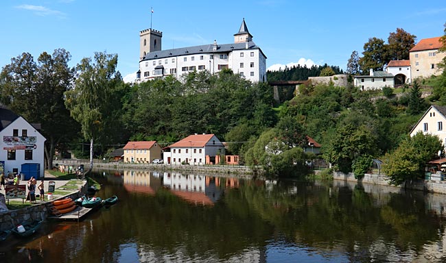 Südböhmen in Tschechien - Burg Rožmberk nad Vltavou über der Moldau