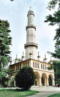 Tschechien - Lednice - Ungewöhnlicher Gartenschmuck: das 63 Meter hohe Minarett im Schlosspark von Lednice