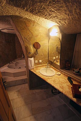 Türkei - Kappadokien - Türkei - Kappadokien - Die Tafana Cave Suite ist ein gutes Beispiel dafür, wie es gelungen ist, die historische vorhandenen Höhlenstruktur ins Hotel einzubinden
