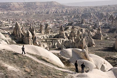Türkei - Überall in Kappadokien trifft man auf Felsenwohnungen und Feenkamine