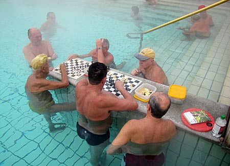 Ungarn - Budapest - Széchenyi-Bad - Einheimische beim Schachspiel