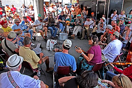 USA - Virginia - Besonders stimmungsvoll geht es zu, wenn sich spontan dutzende Musiker zum gemeinsamen Musizieren zusammenfinden