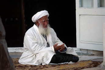 Usbekistan Seidenstraße alter Mann in Sharizabs