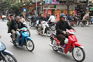 Vietnam Hanoi Motorroller im halben Dutzend