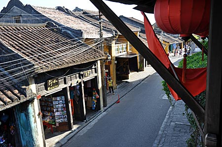 Vietnam - Hoi An - Häuser im südchinesischen Stil des 19. Jahrhunderts säumen die Hauptstraße der Altstadt von Hoi An